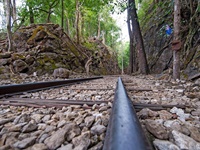 Hellfire Pass ( Thai : ช่องเขา ขาด , von den Japanern als Konyu Cutting bekannt ) ist der Name einer auf der ehemaligen Burma Railway ("Todesbahn") in Thailand geschnittenen Eisenbahn, die teilweise während des Zweiten Weltkriegs mit Zwangsarbeit gebaut wurde von alliierten Kriegsgefangenen.