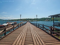 Dies ist die längste Holzbrücke in Thailand. Sie verbindet Sangkhlaburi mit den Mon Dörfern. Die Brücke liegt in einer malerischen Landschaft und bietet Gelegenheit das Leben der Einheimischen zu beobachten.