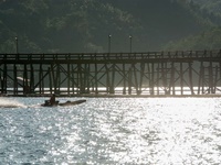 Dies ist die längste Holzbrücke in Thailand. Sie verbindet Sangkhlaburi mit den Mon Dörfern. Die Brücke liegt in einer malerischen Landschaft und bietet Gelegenheit das Leben der Einheimischen zu beobachten.